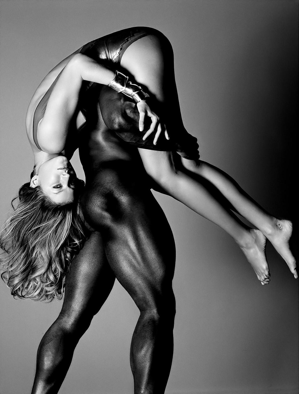 gisele bundchen being carried by nude man