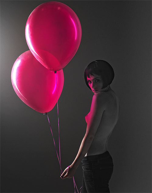 Red balloons and nude